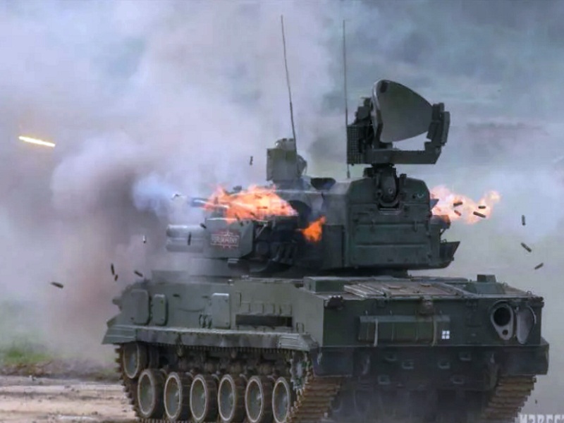 "Тунгуска" ведёт огонь зенитный ракетно пушечный комплекс