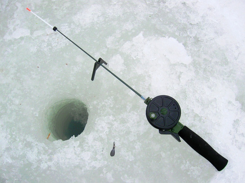 Можно ловить и на мормышку удочка для зимней рыбалки