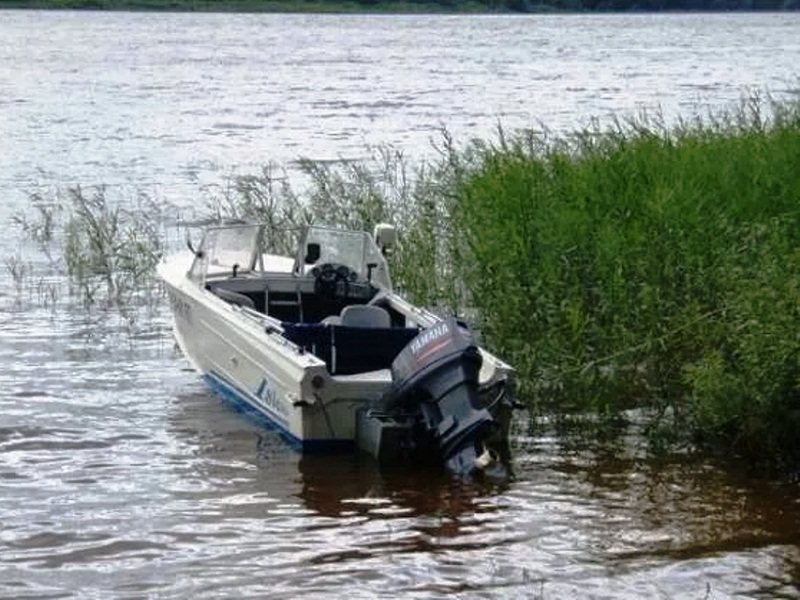 Лодка брошена. Дерутся на берегу нападение на полицейского