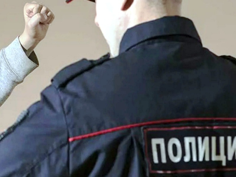 Летит кулак нападение на полицейского